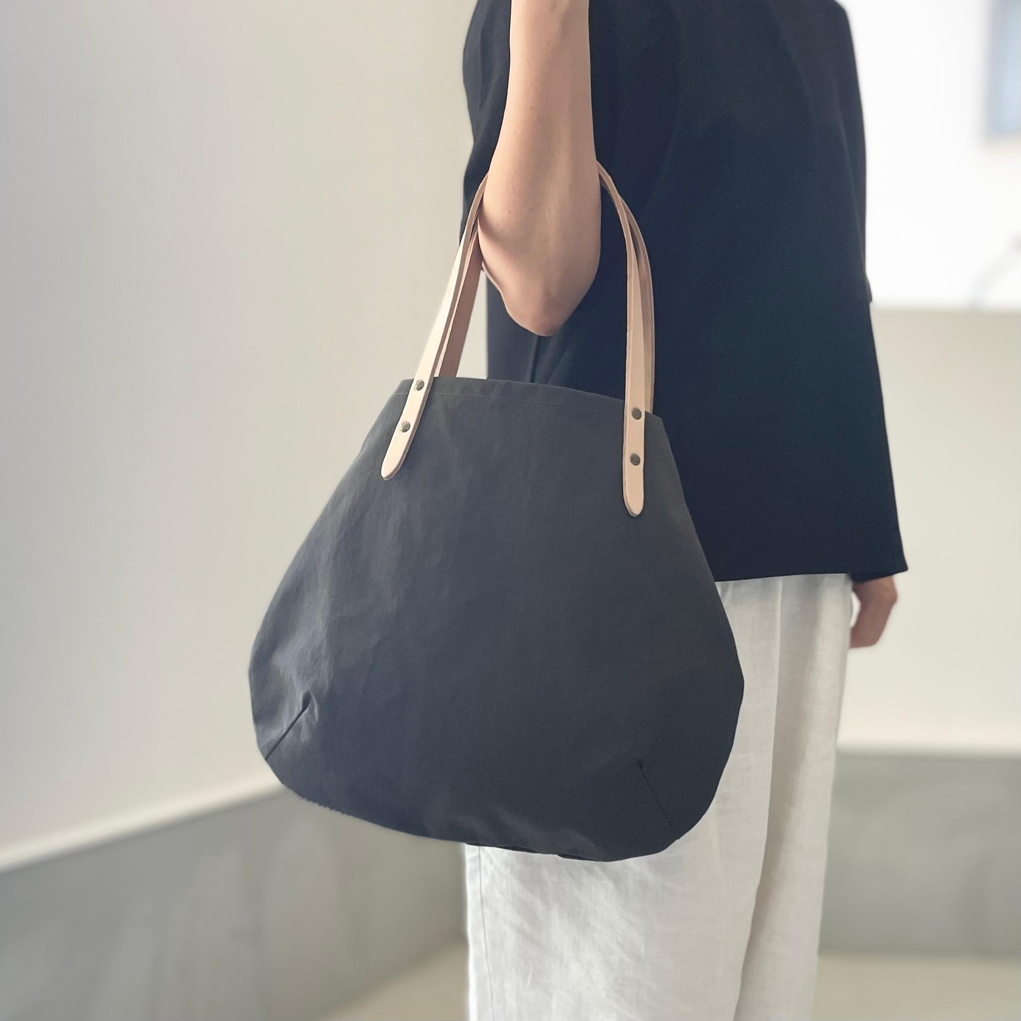 超軽量！塩縮ナイロンと極厚ヌメの丸型トートバッグ-Mサイズ【ダークグレー】