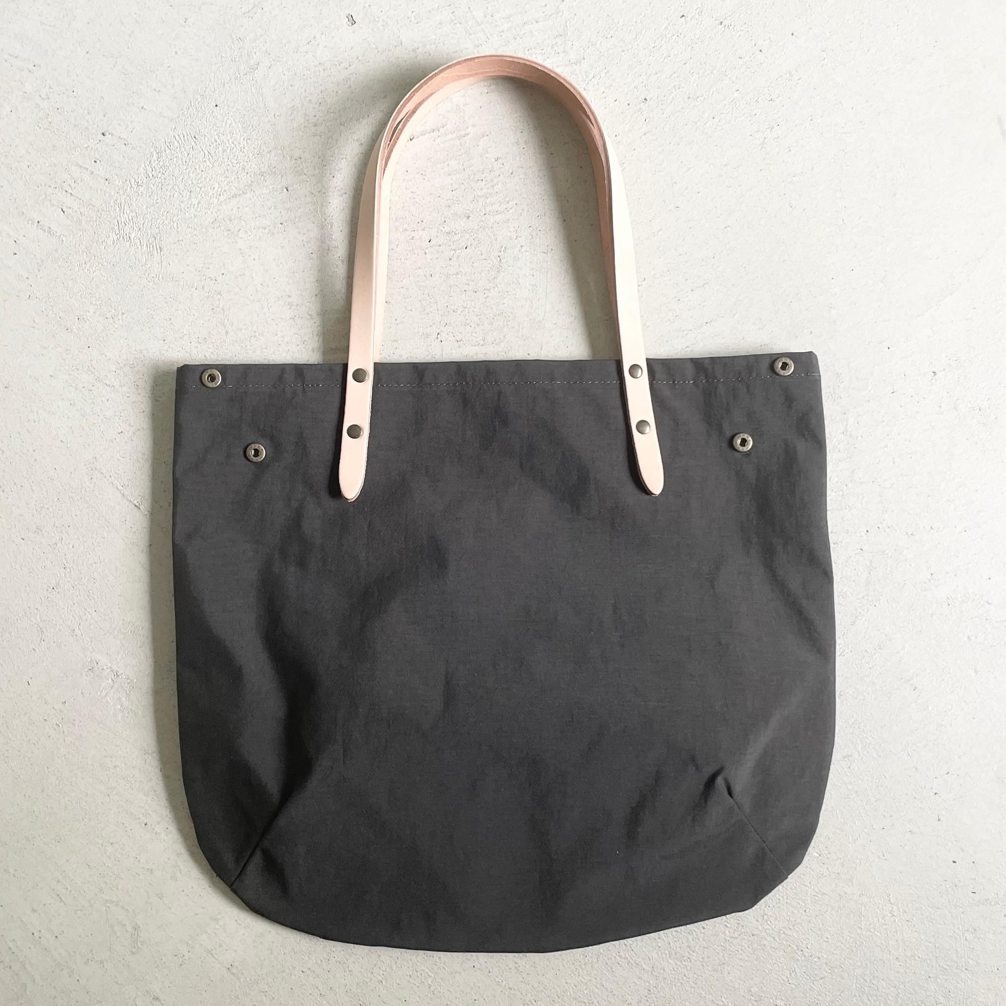 超軽量！塩縮ナイロンと極厚ヌメの丸型トートバッグ-Mサイズ【ダークグレー】 | 10枚目