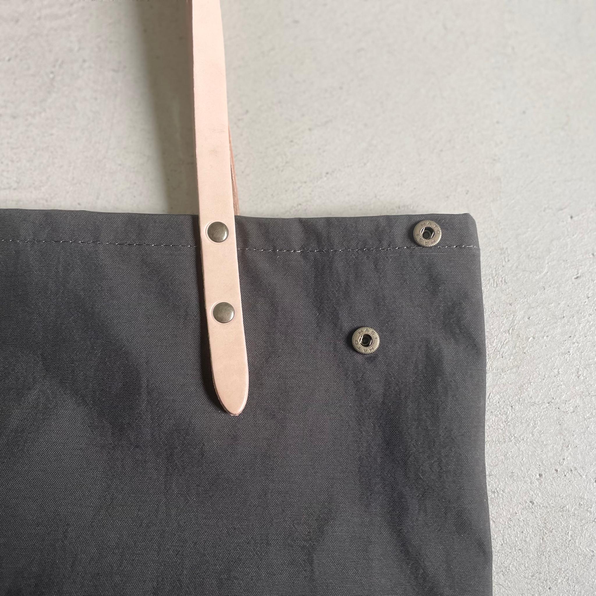 超軽量！塩縮ナイロンと極厚ヌメの丸型トートバッグ-Mサイズ【ダークグレー】 | 11枚目