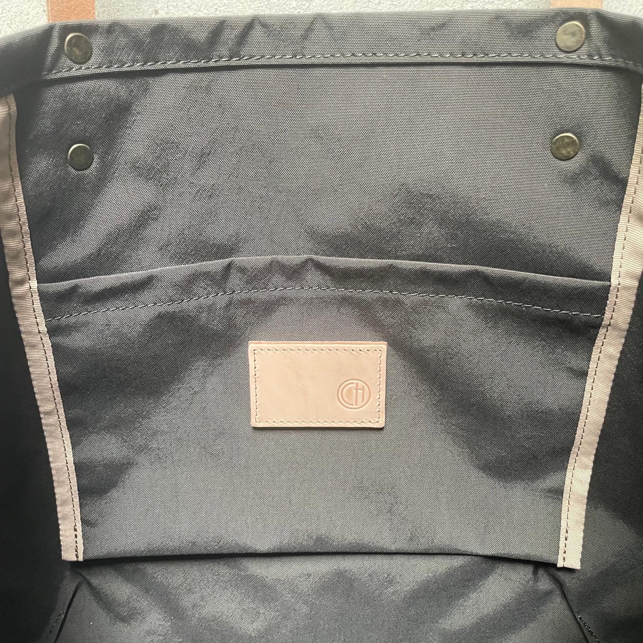 超軽量！塩縮ナイロンと極厚ヌメの丸型トートバッグ-Mサイズ【ダークグレー】 | 12枚目