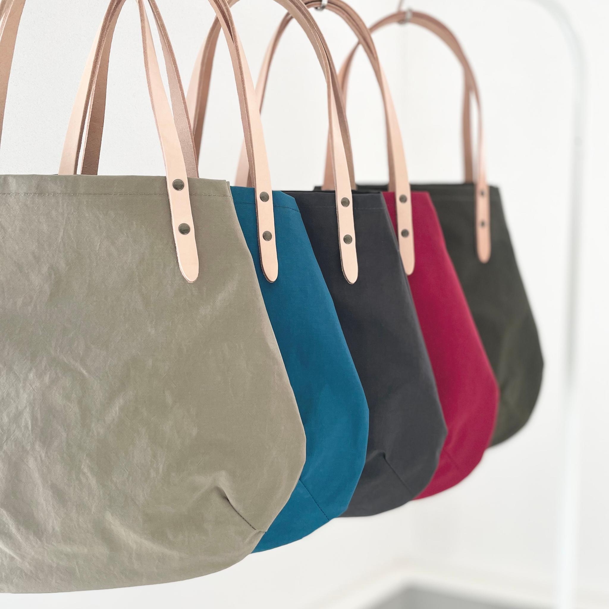 超軽量！塩縮ナイロンと極厚ヌメの丸型トートバッグ-Mサイズ【ダークグレー】 | 13枚目