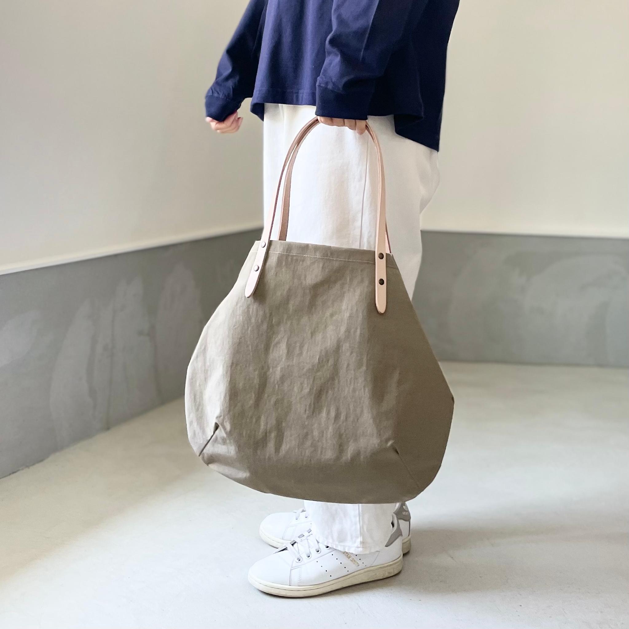 超軽量！塩縮ナイロンと極厚ヌメの丸型トートバッグ-Mサイズ【ダークグレー】 | 14枚目