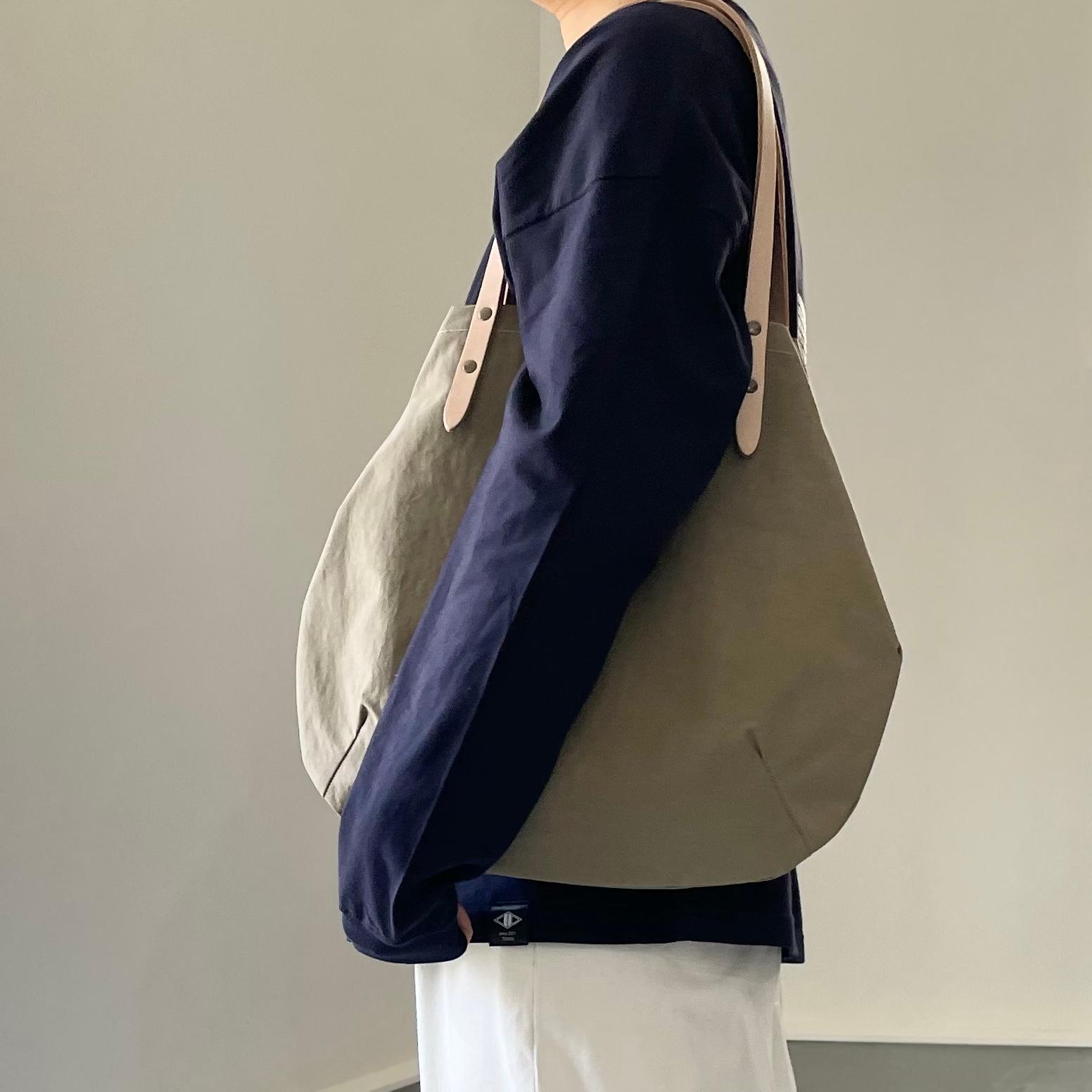 超軽量！塩縮ナイロンと極厚ヌメの丸型トートバッグ-Mサイズ【ダークグレー】 | 15枚目