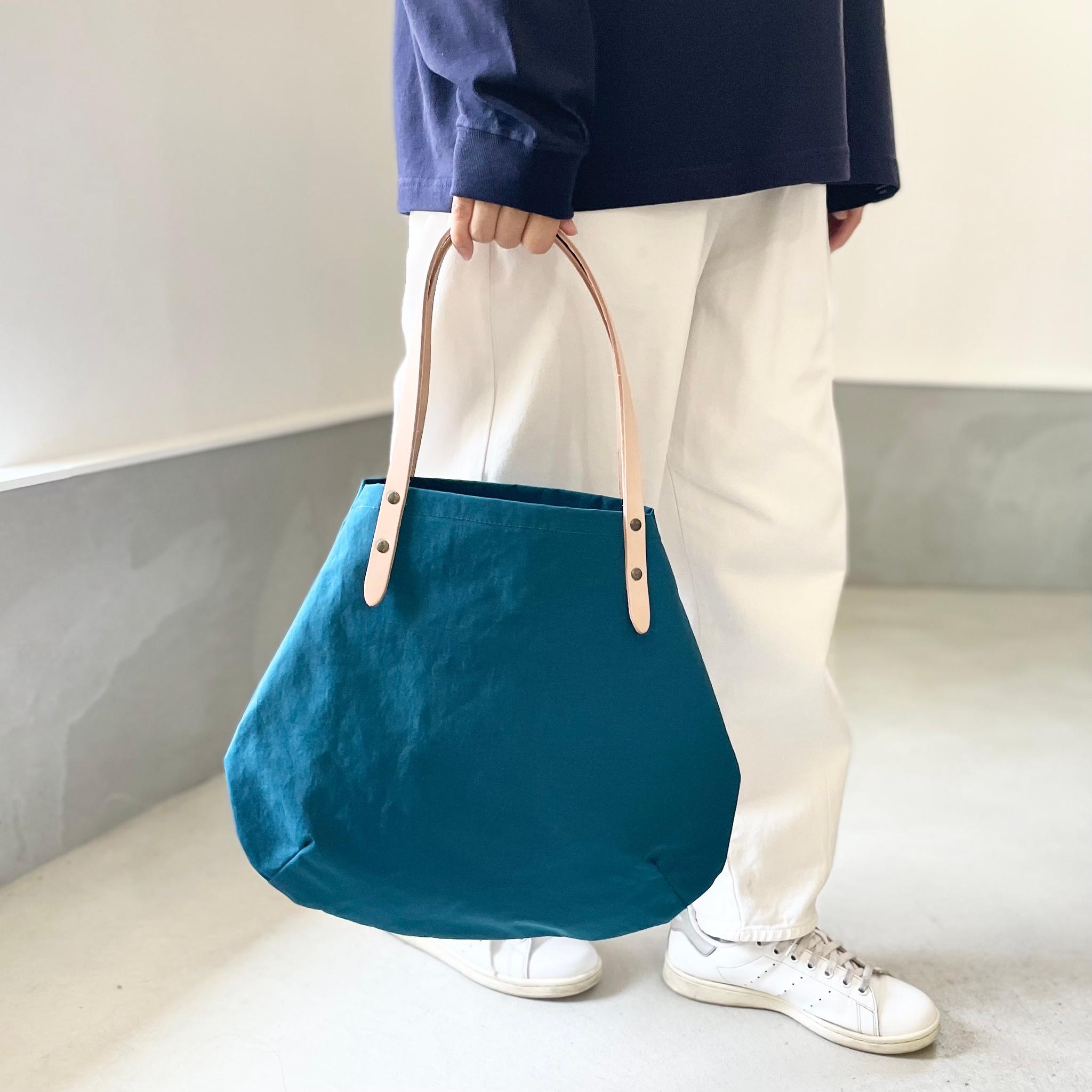 超軽量！塩縮ナイロンと極厚ヌメの丸型トートバッグ-Mサイズ【ダークグレー】 | 16枚目