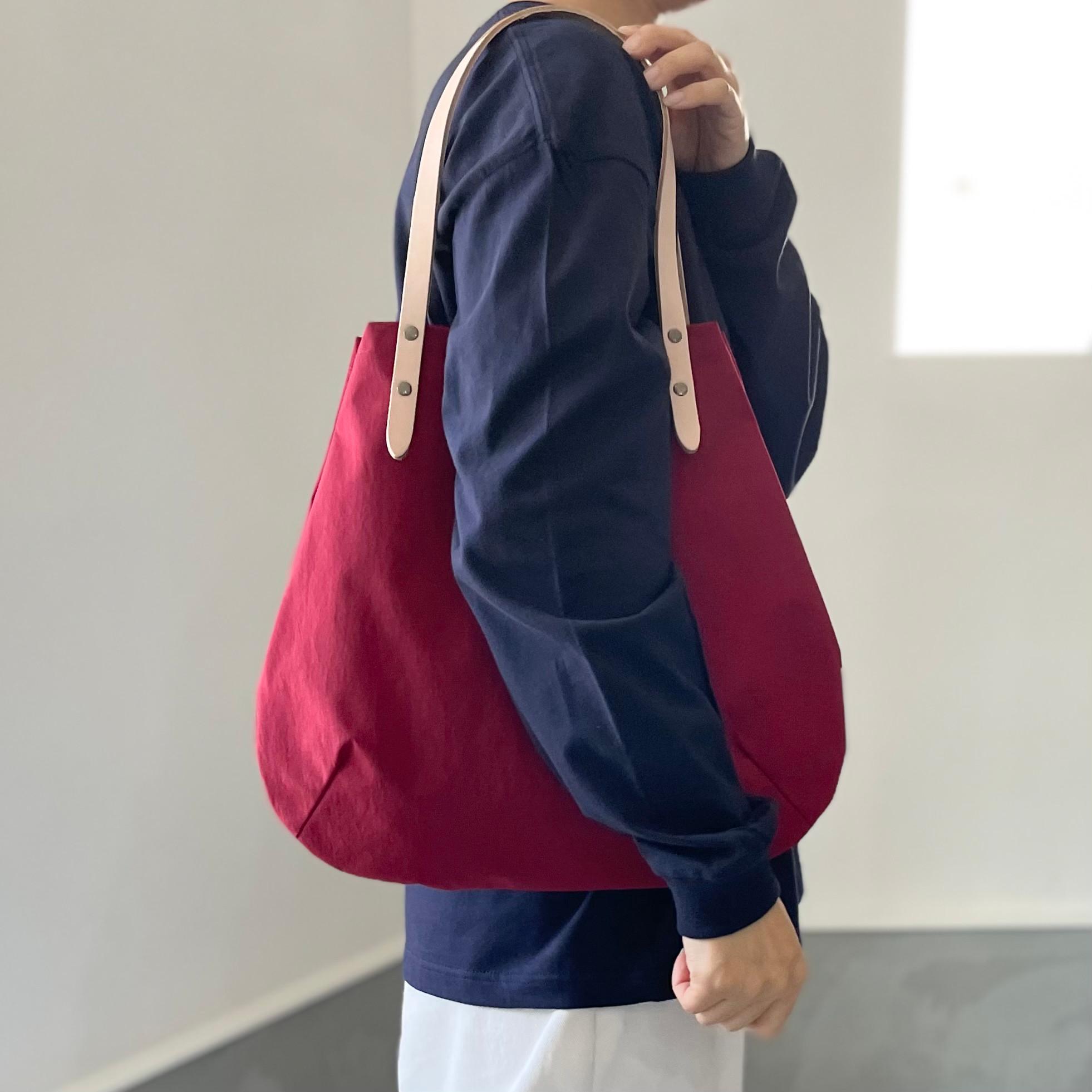 超軽量！塩縮ナイロンと極厚ヌメの丸型トートバッグ-Mサイズ【ダークグレー】 | 18枚目