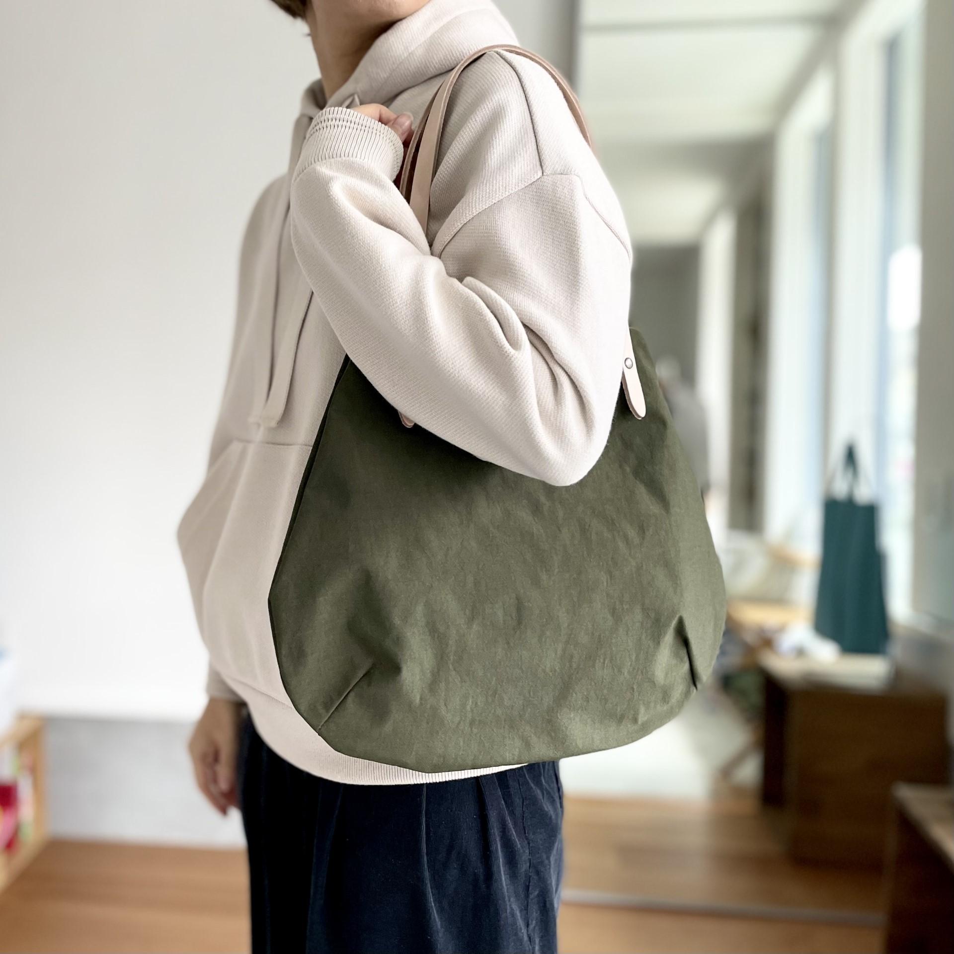 超軽量！塩縮ナイロンと極厚ヌメの丸型トートバッグ-Mサイズ【ダークグレー】 | 19枚目