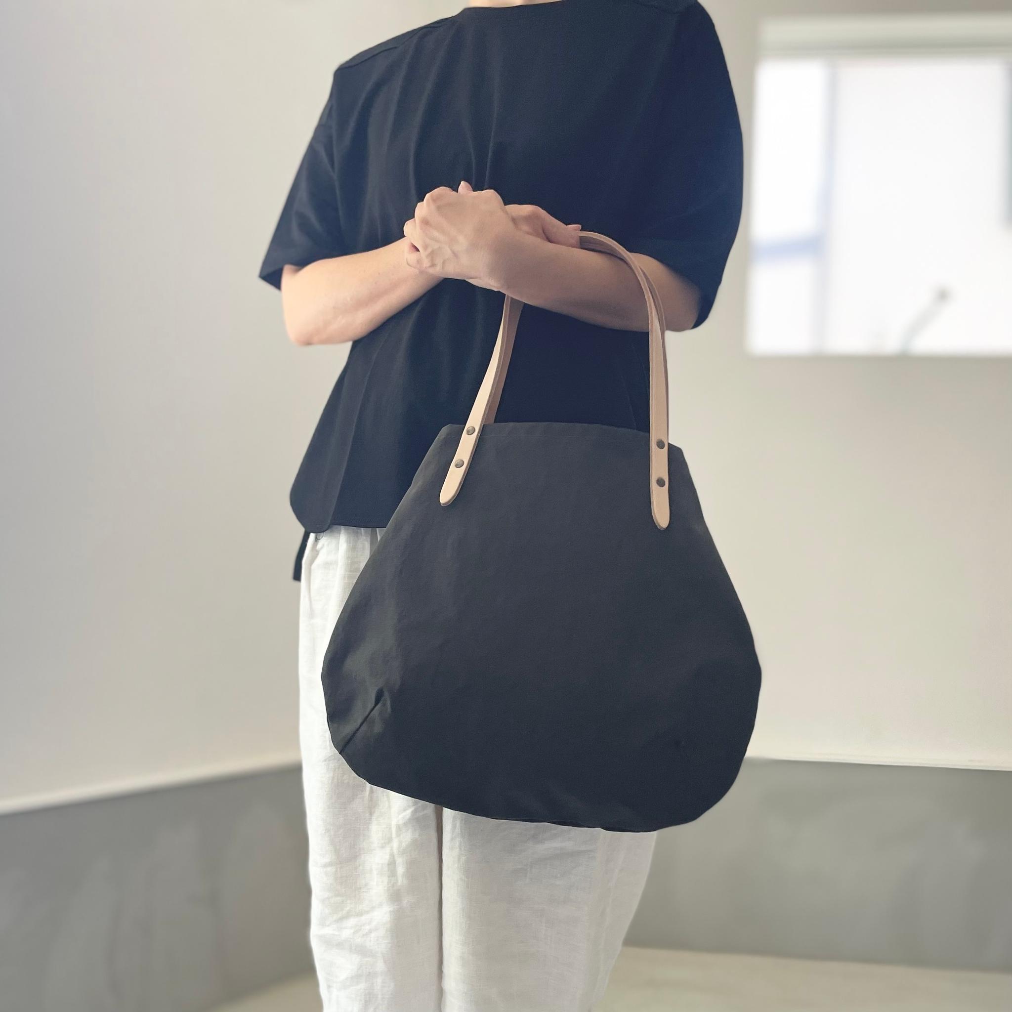 超軽量！塩縮ナイロンと極厚ヌメの丸型トートバッグ-Mサイズ【ダークグレー】 | 2枚目