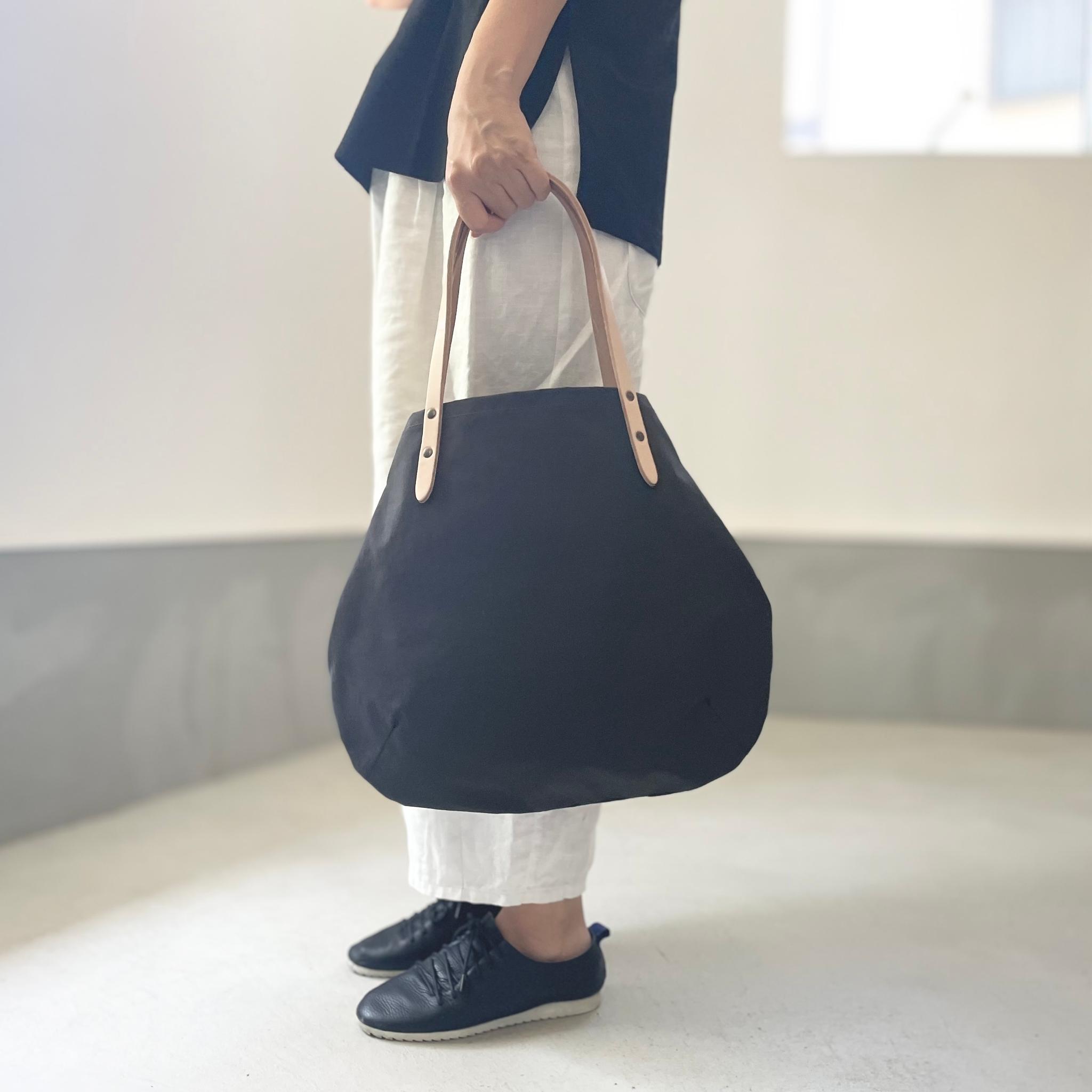 超軽量！塩縮ナイロンと極厚ヌメの丸型トートバッグ-Mサイズ【ダークグレー】 | 3枚目