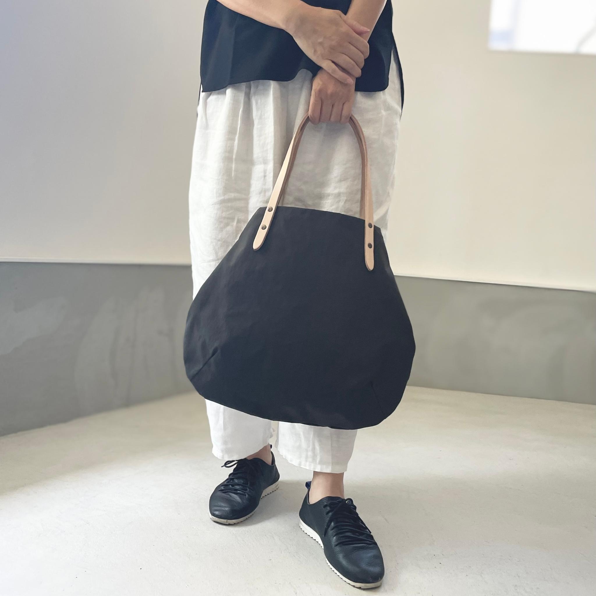 超軽量！塩縮ナイロンと極厚ヌメの丸型トートバッグ-Mサイズ【ダークグレー】 | 4枚目