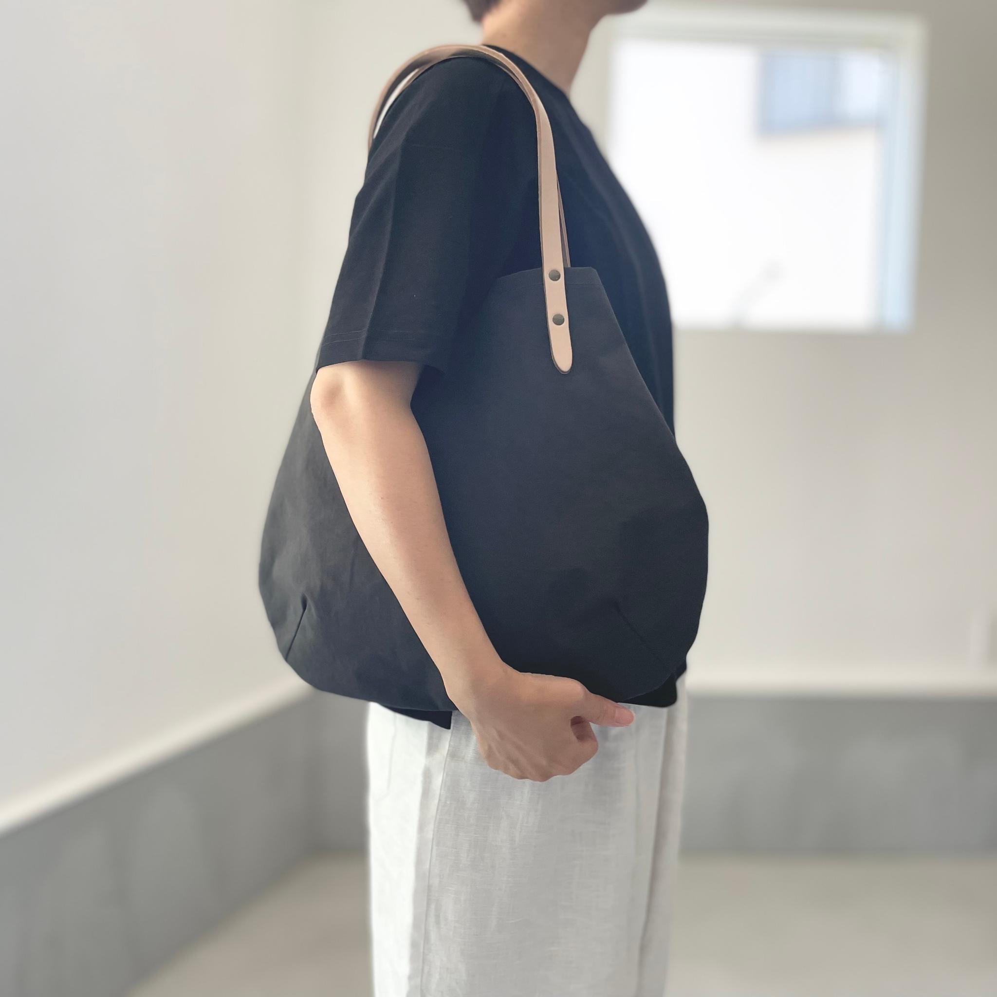 超軽量！塩縮ナイロンと極厚ヌメの丸型トートバッグ-Mサイズ【ダークグレー】 | 5枚目