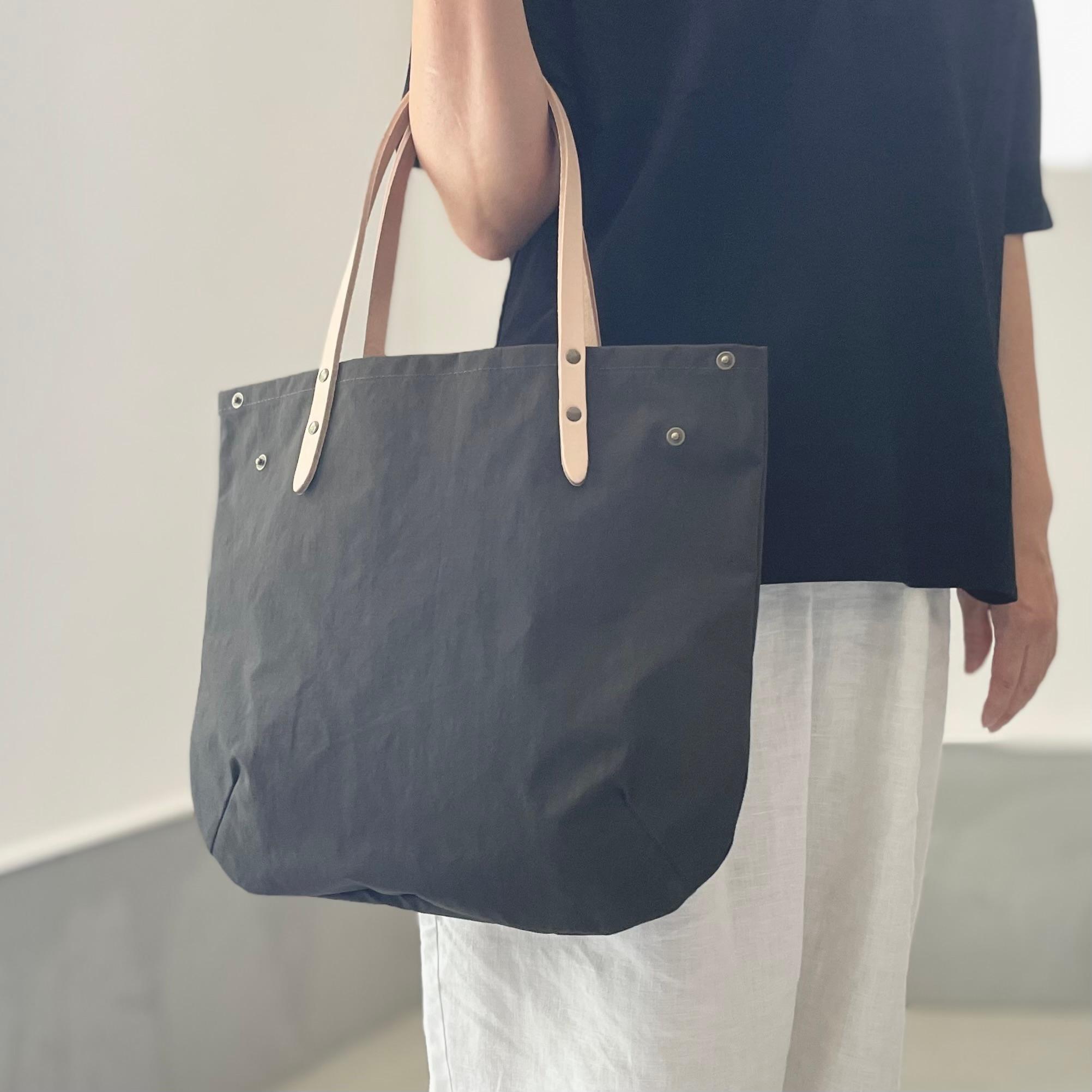 超軽量！塩縮ナイロンと極厚ヌメの丸型トートバッグ-Mサイズ【ダークグレー】 | 6枚目