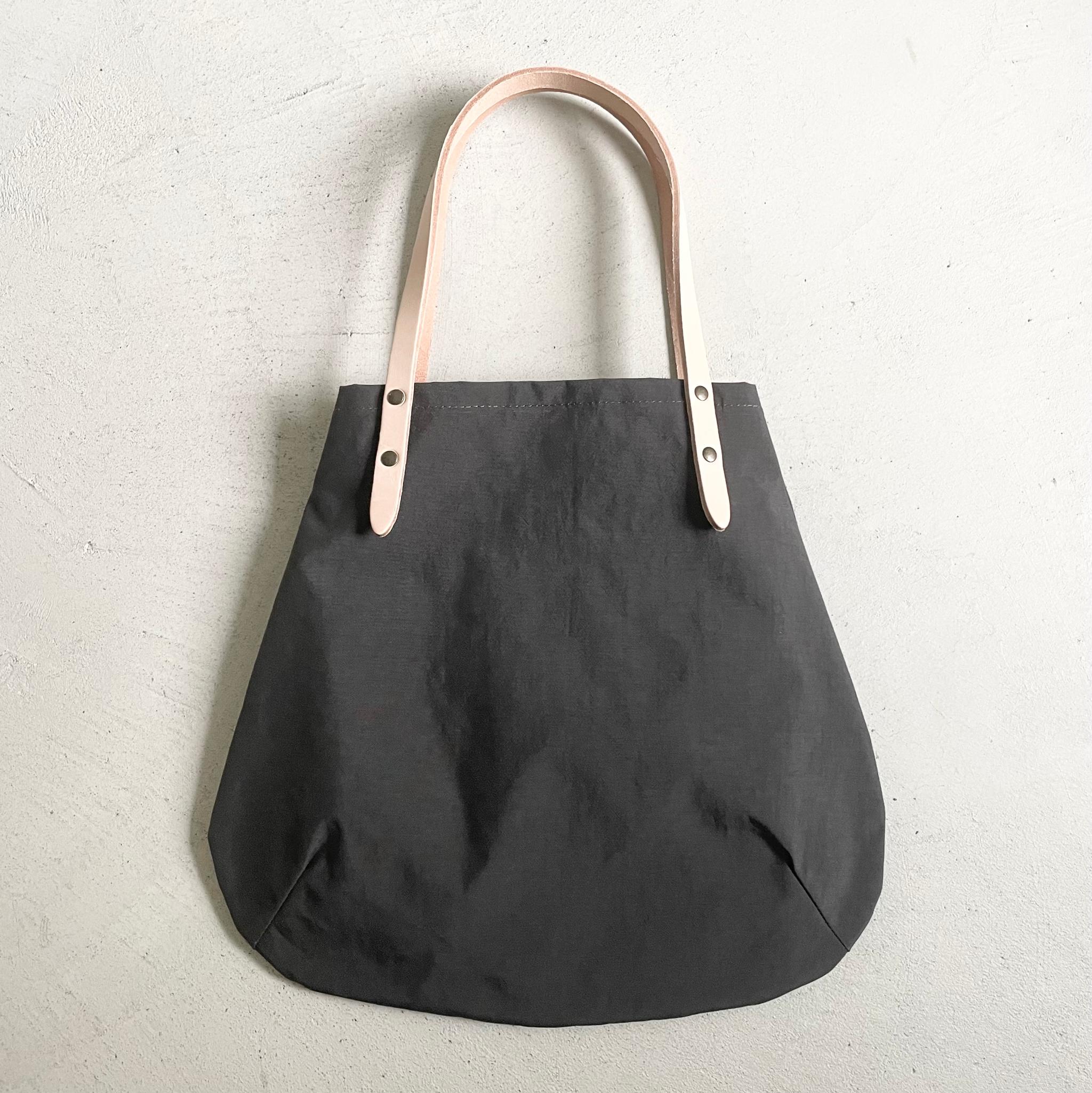 超軽量！塩縮ナイロンと極厚ヌメの丸型トートバッグ-Mサイズ【ダークグレー】 | 7枚目