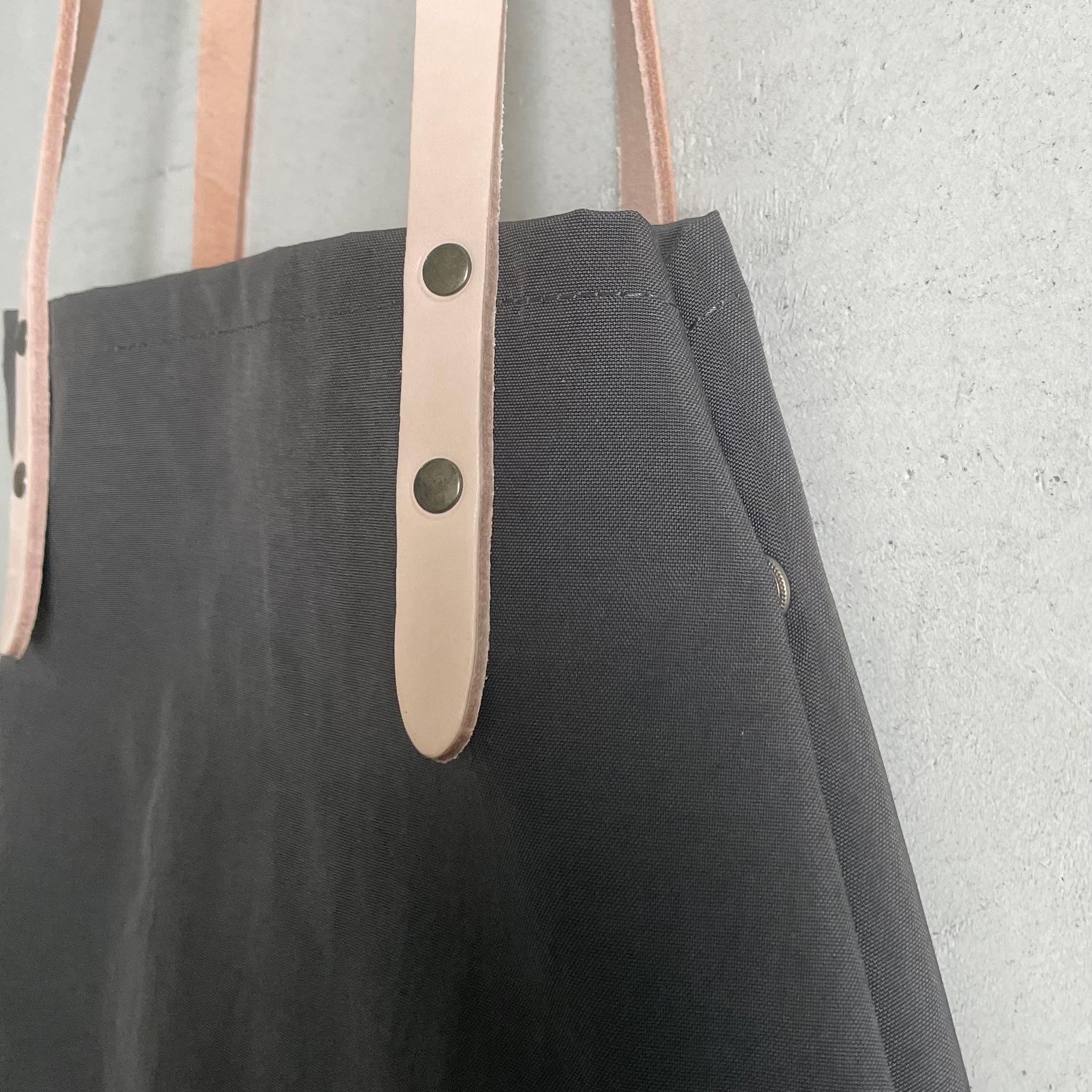 超軽量！塩縮ナイロンと極厚ヌメの丸型トートバッグ-Mサイズ【ダークグレー】 | 8枚目