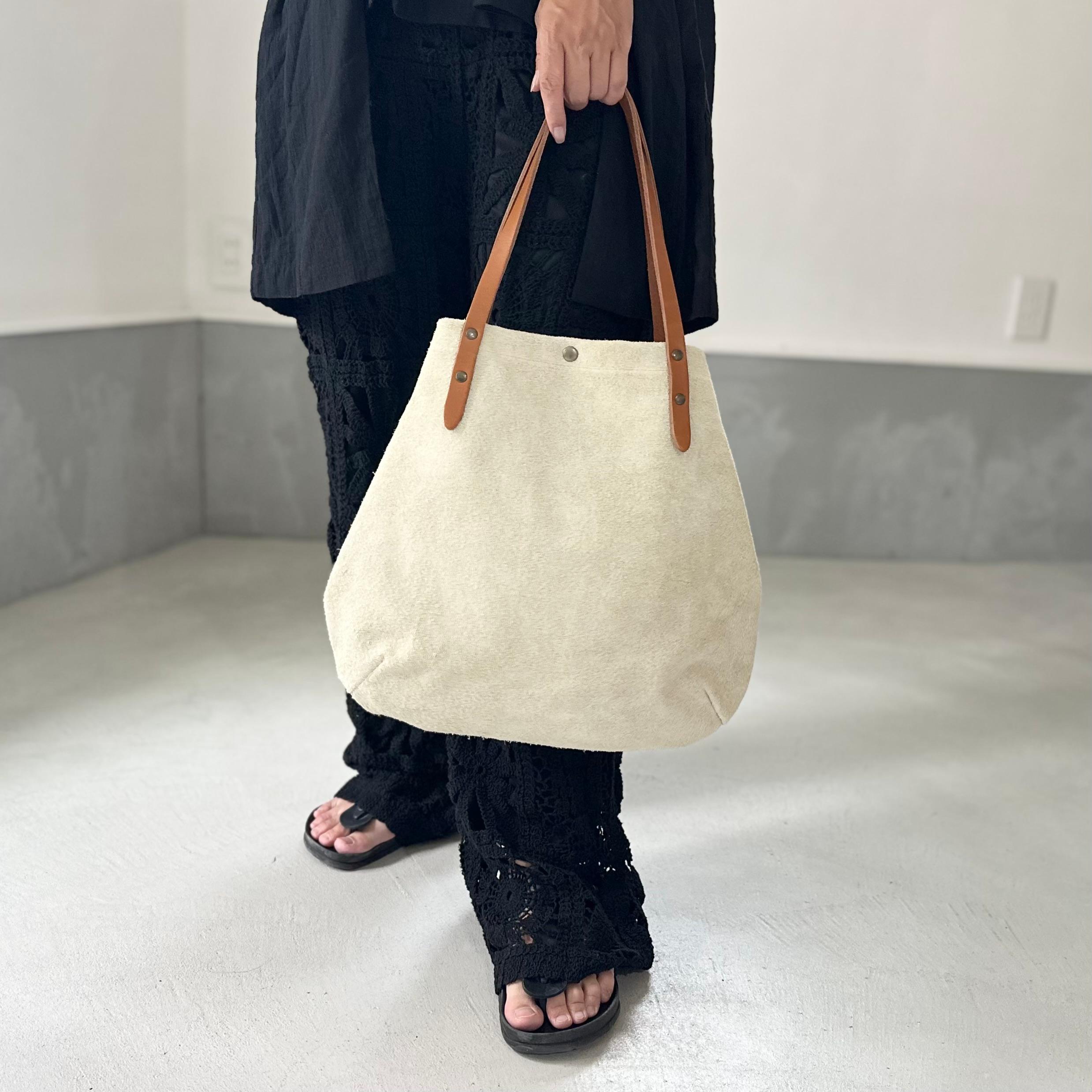 『2025登場Mサイズ』牛床ベロアと極厚オイルヌメの丸型トートバッグ M-size【ビアッカ】1枚目の画像