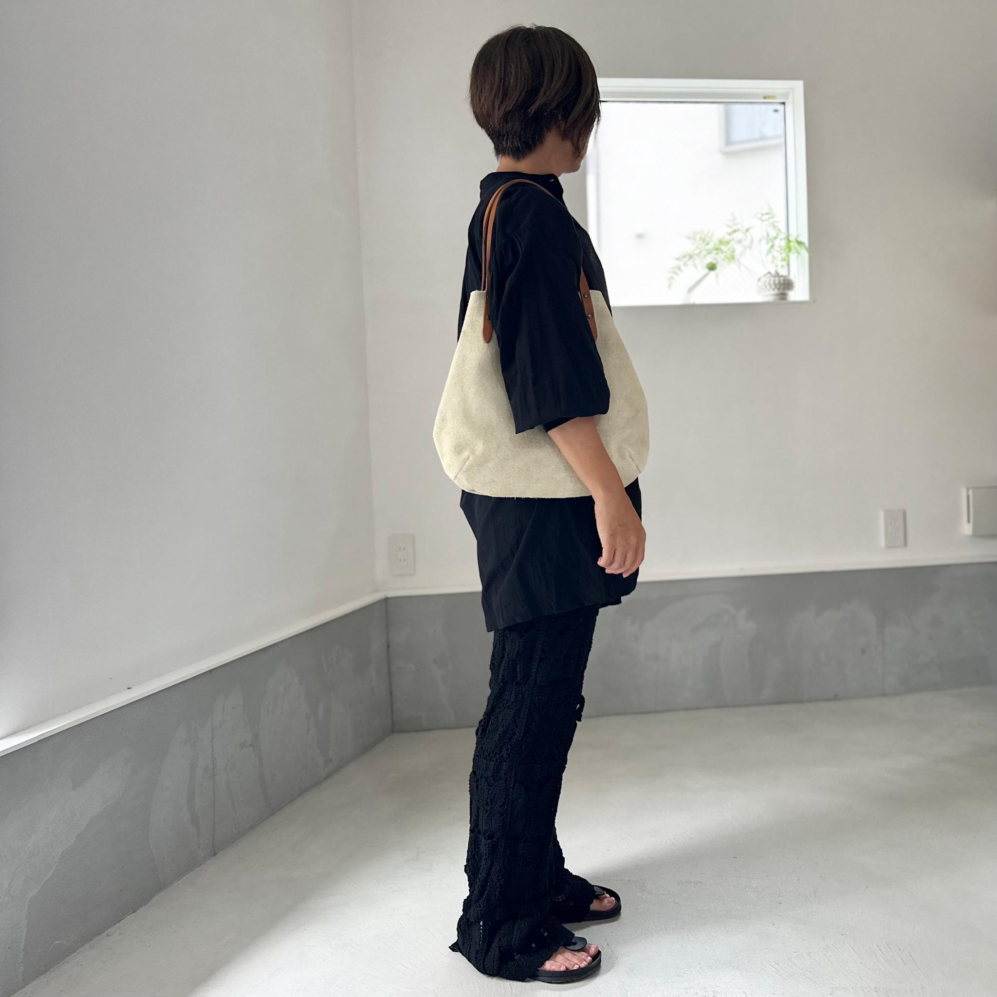 『2025登場Mサイズ』牛床ベロアと極厚オイルヌメの丸型トートバッグ M-size【ビアッカ】 | 4枚目