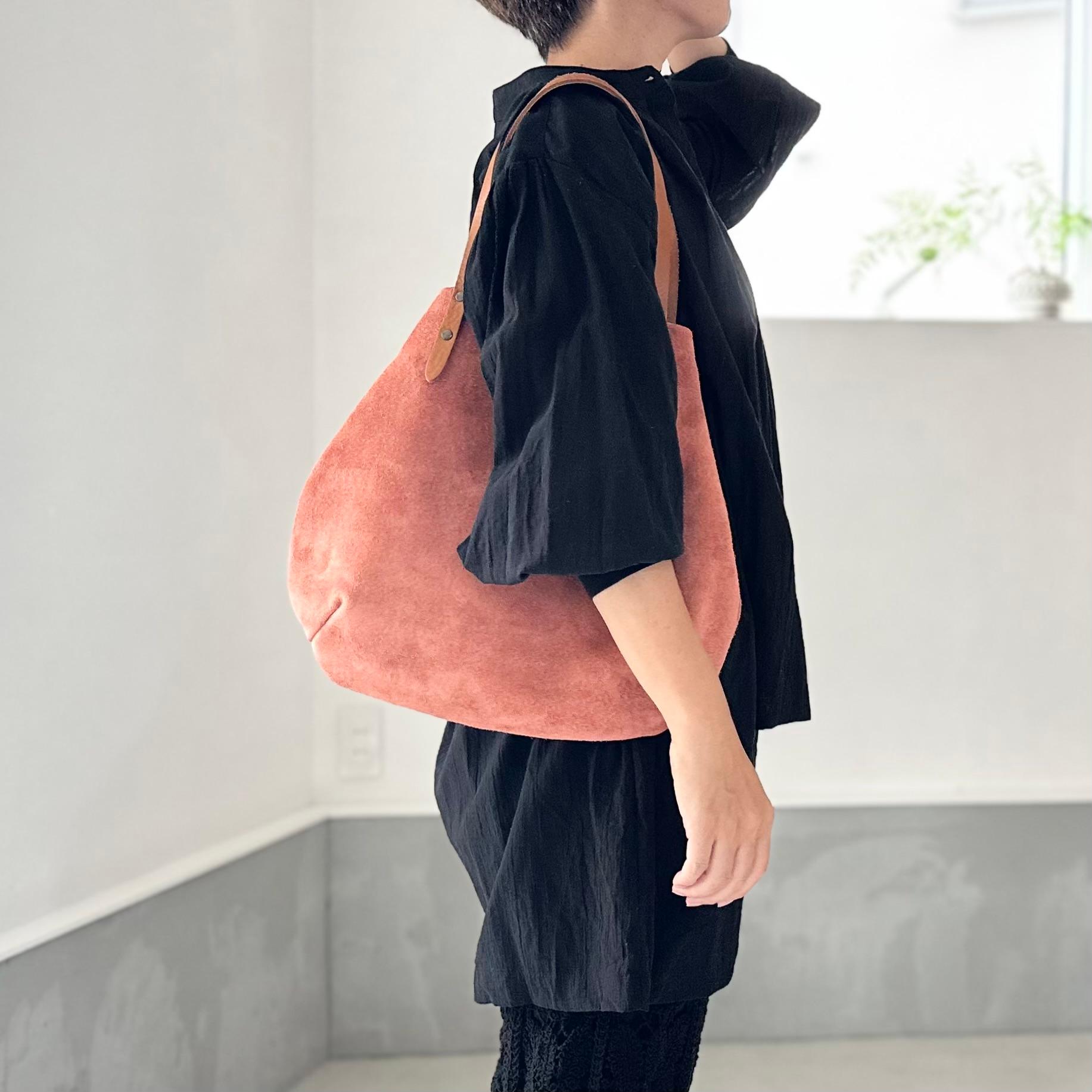 『2025登場Mサイズ』牛床ベロアと極厚オイルヌメの丸型トートバッグ M-size【ベビーピンク】1枚目の画像