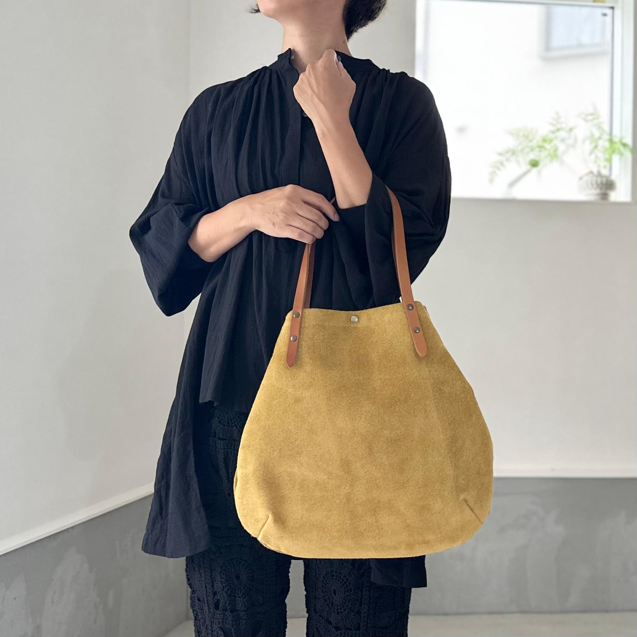 『2025登場Mサイズ』牛床ベロアと極厚オイルヌメの丸型トートバッグ M-size【マスタードイエロー】 | 4枚目