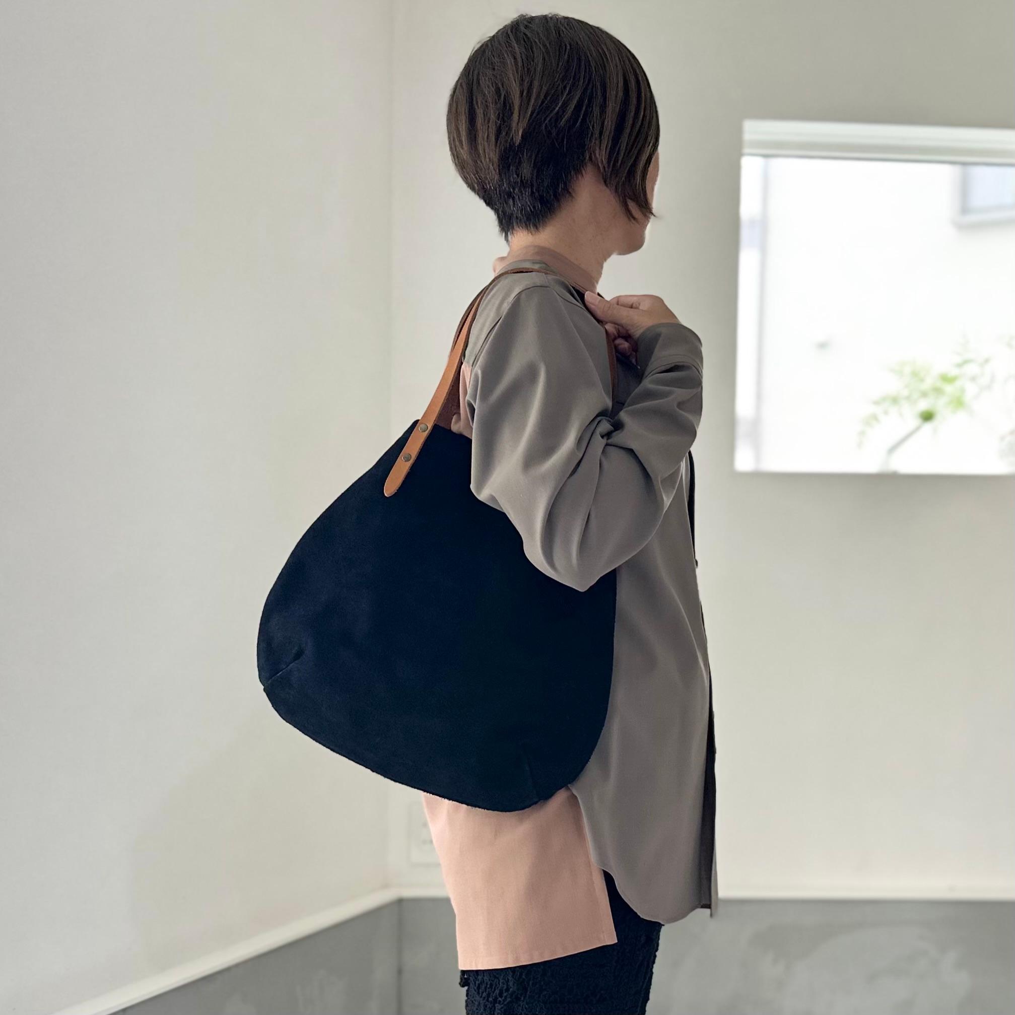 『2025登場Mサイズ』牛床ベロアと極厚オイルヌメの丸型トートバッグ M-size【ブラック】 | 3枚目