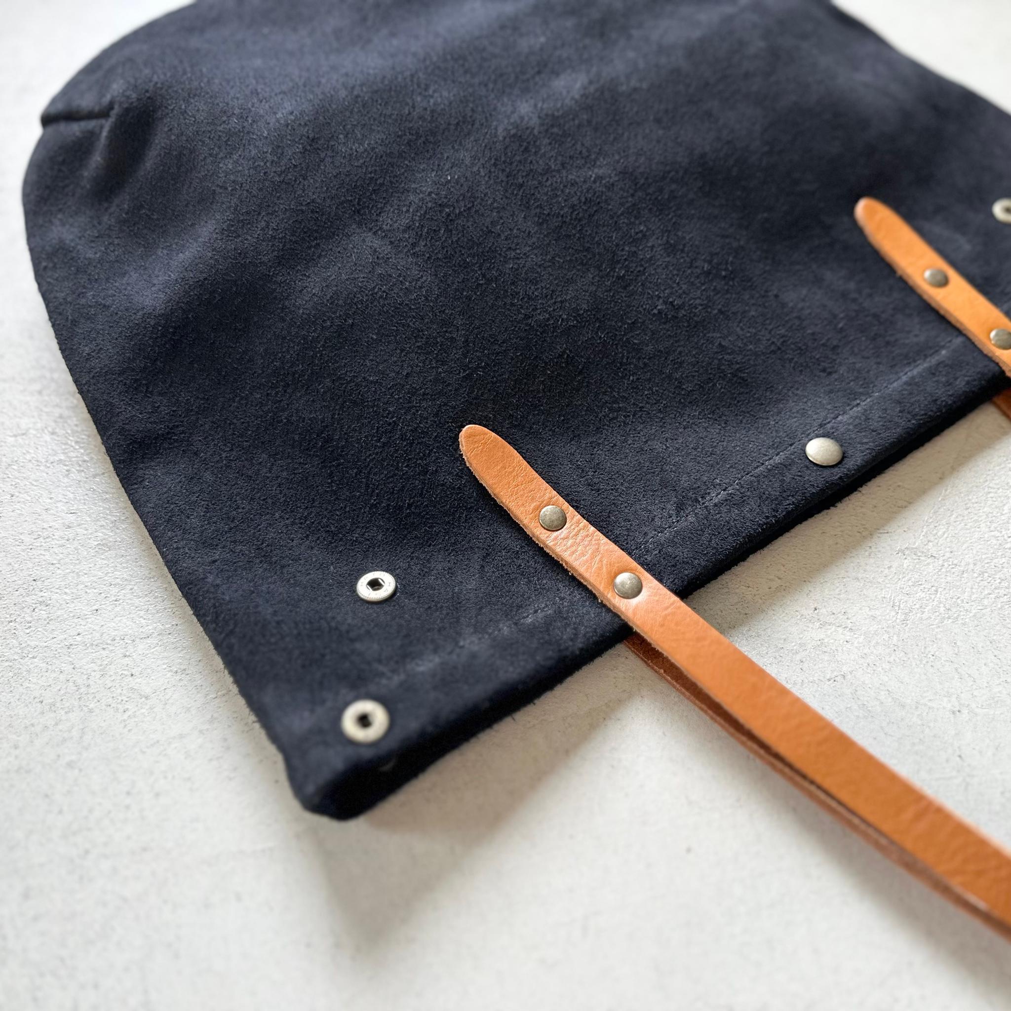 『2025登場Mサイズ』牛床ベロアと極厚オイルヌメの丸型トートバッグ M-size【ブラック】 | 10枚目