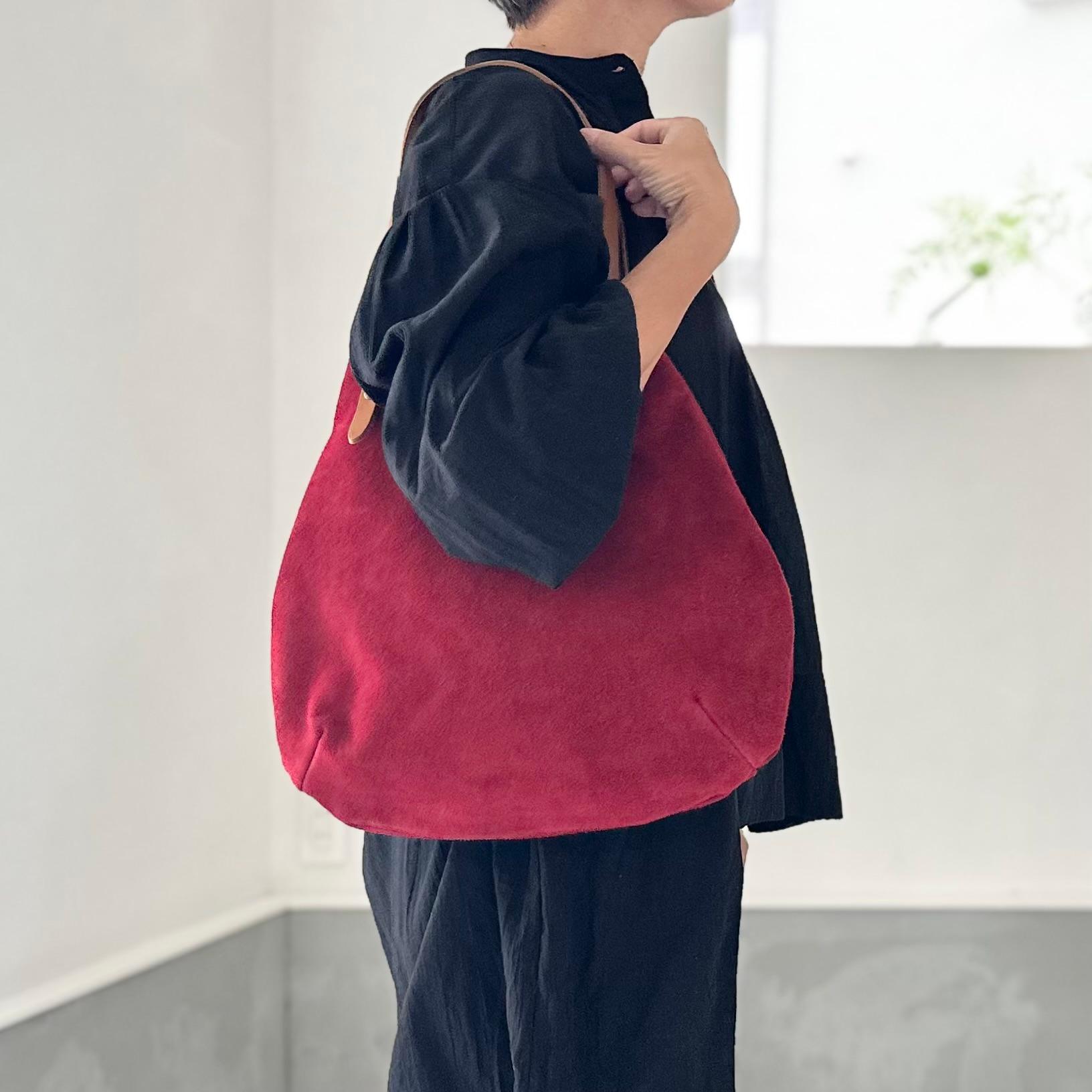 『2025登場Mサイズ』牛床ベロアと極厚オイルヌメの丸型トートバッグ M-size【ブラック】 | 19枚目