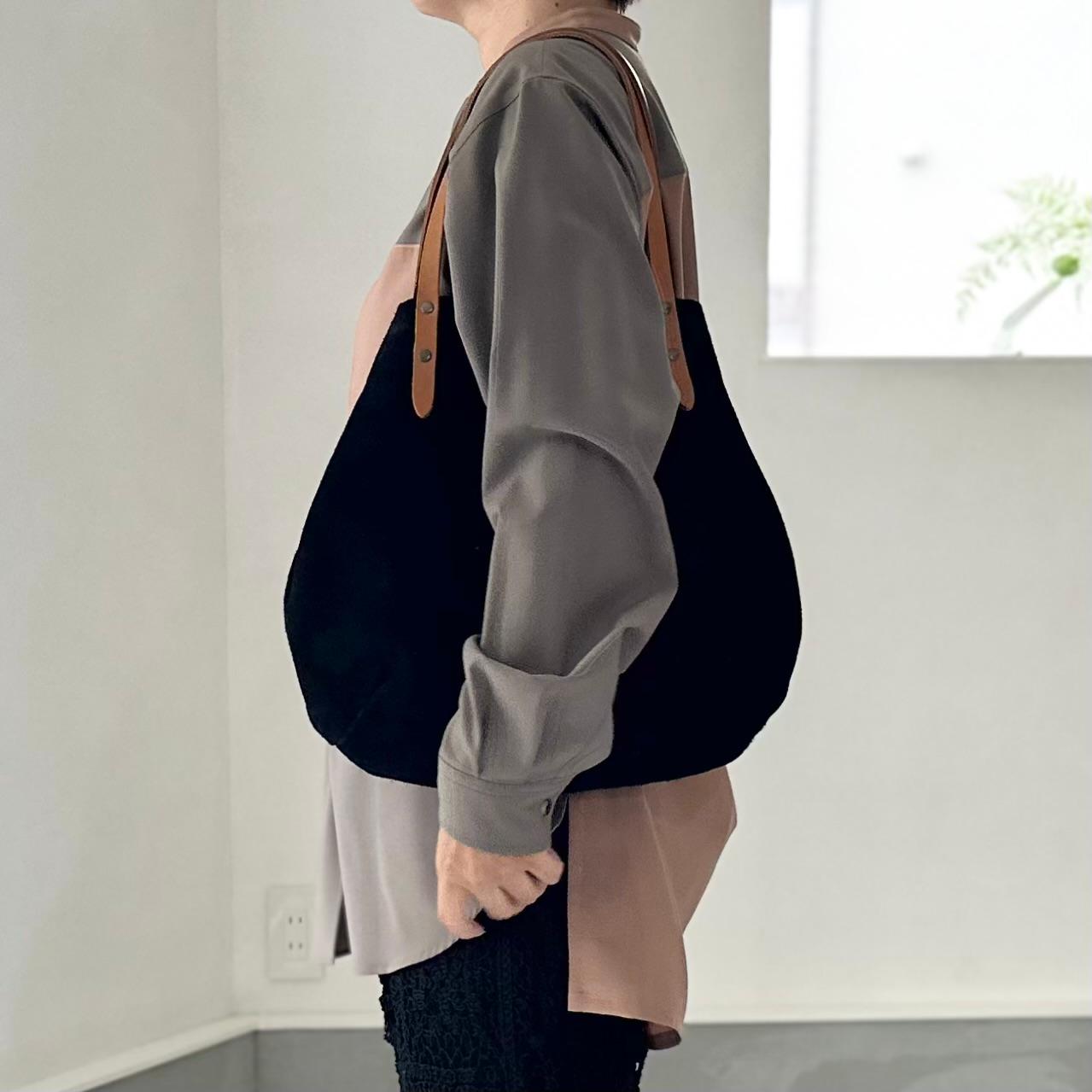 『2025登場Mサイズ』牛床ベロアと極厚オイルヌメの丸型トートバッグ M-size【ブラック】1枚目の画像