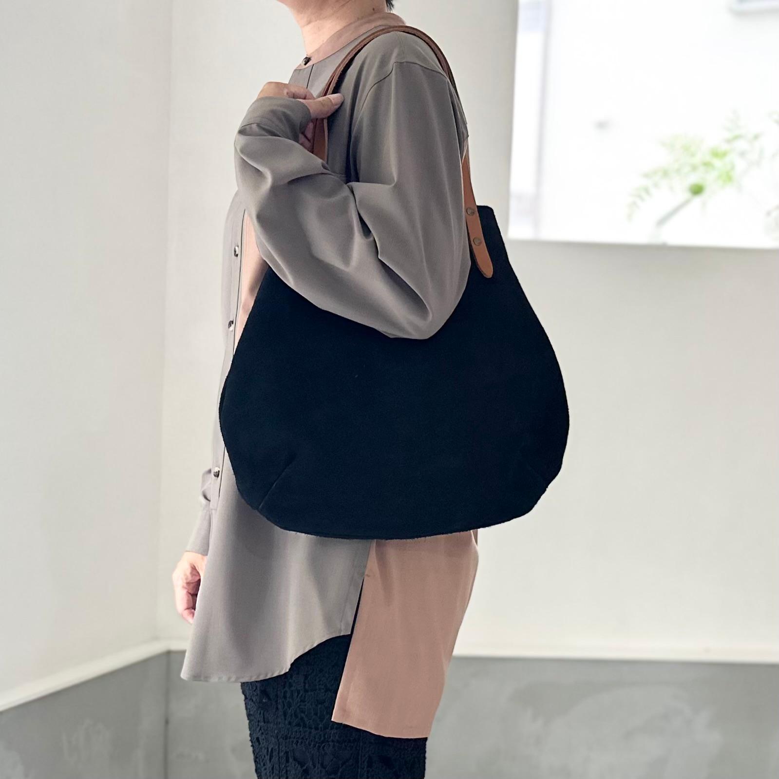 『2025登場Mサイズ』牛床ベロアと極厚オイルヌメの丸型トートバッグ M-size【ブラック】 | 2枚目