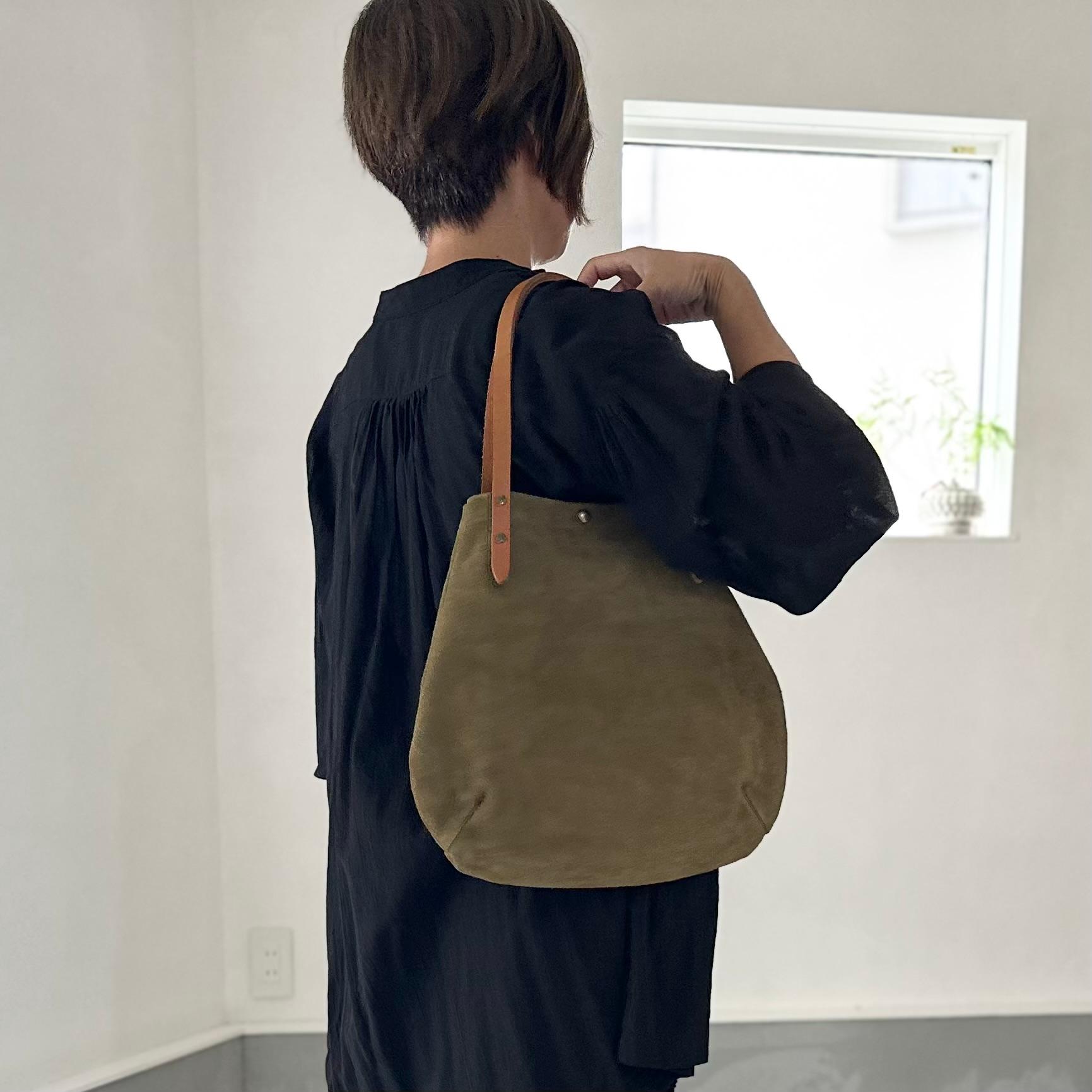 『2025登場Mサイズ』牛床ベロアと極厚オイルヌメの丸型トートバッグ M-size【オリーブ】 | 5枚目