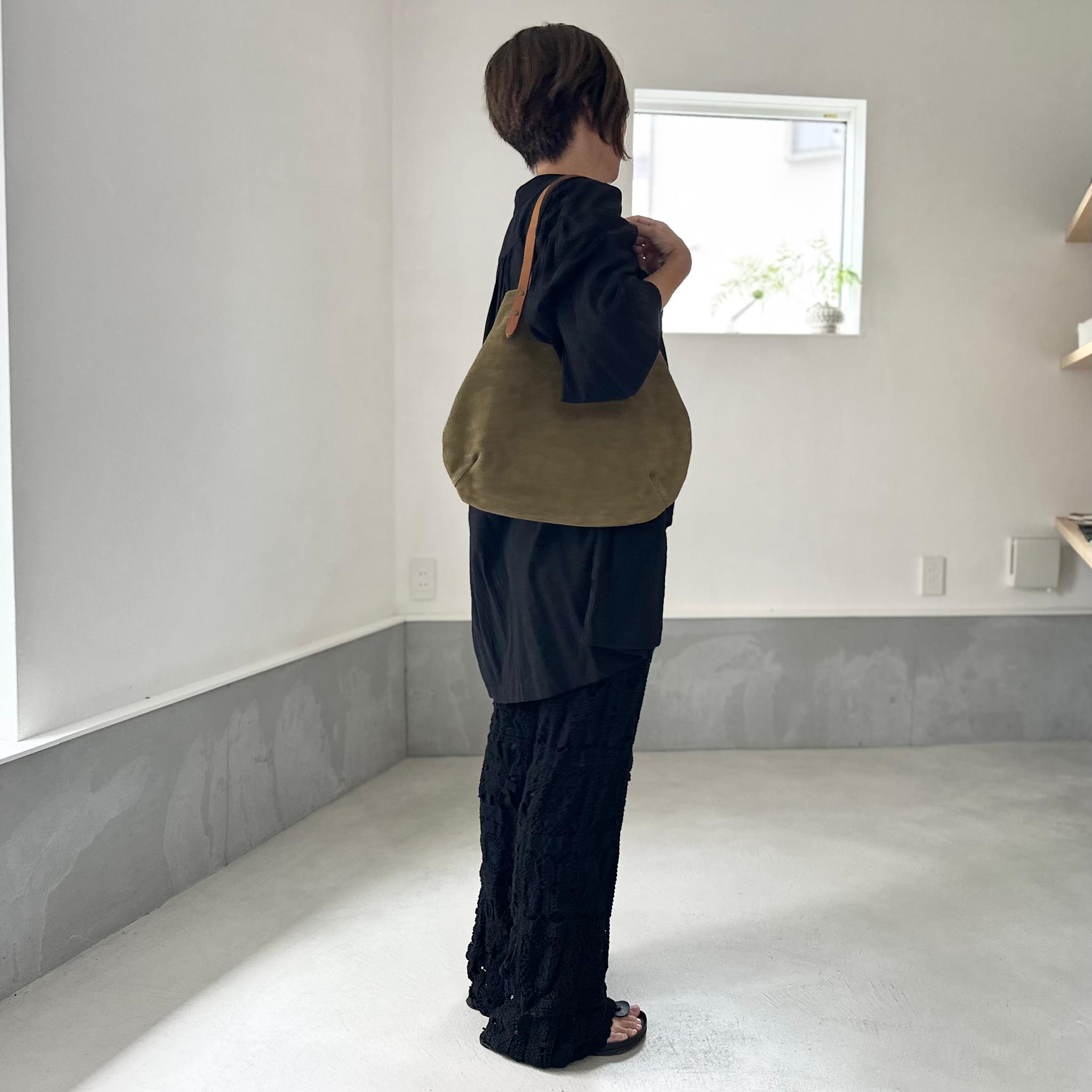 『2025登場Mサイズ』牛床ベロアと極厚オイルヌメの丸型トートバッグ M-size【オリーブ】 | 6枚目