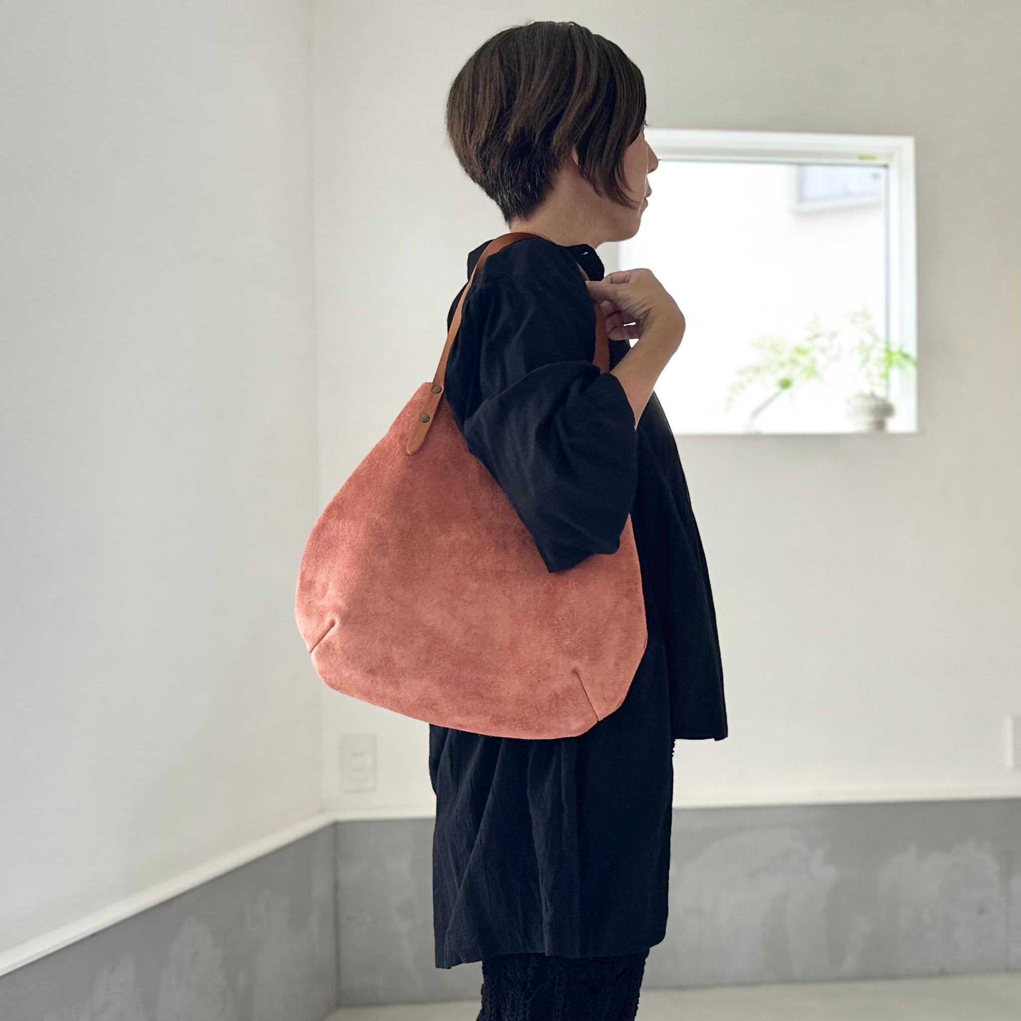 『2025登場Mサイズ』牛床ベロアと極厚オイルヌメの丸型トートバッグ M-size【ネイビー】 | 15枚目