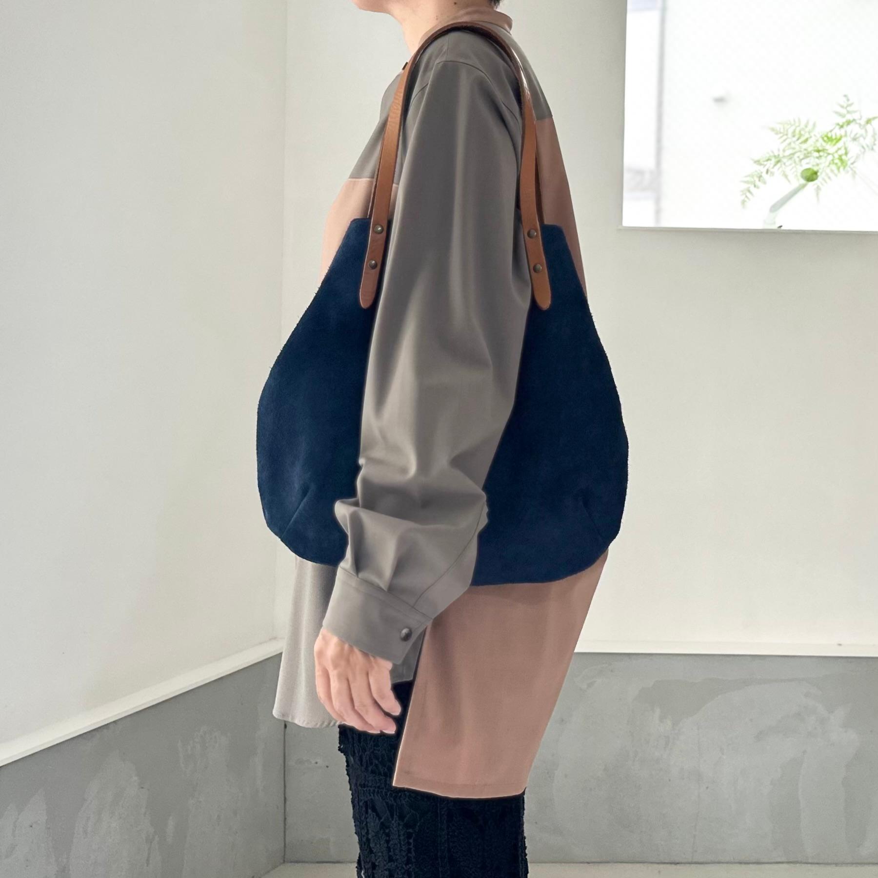 『2025登場Mサイズ』牛床ベロアと極厚オイルヌメの丸型トートバッグ M-size【ネイビー】 | 5枚目