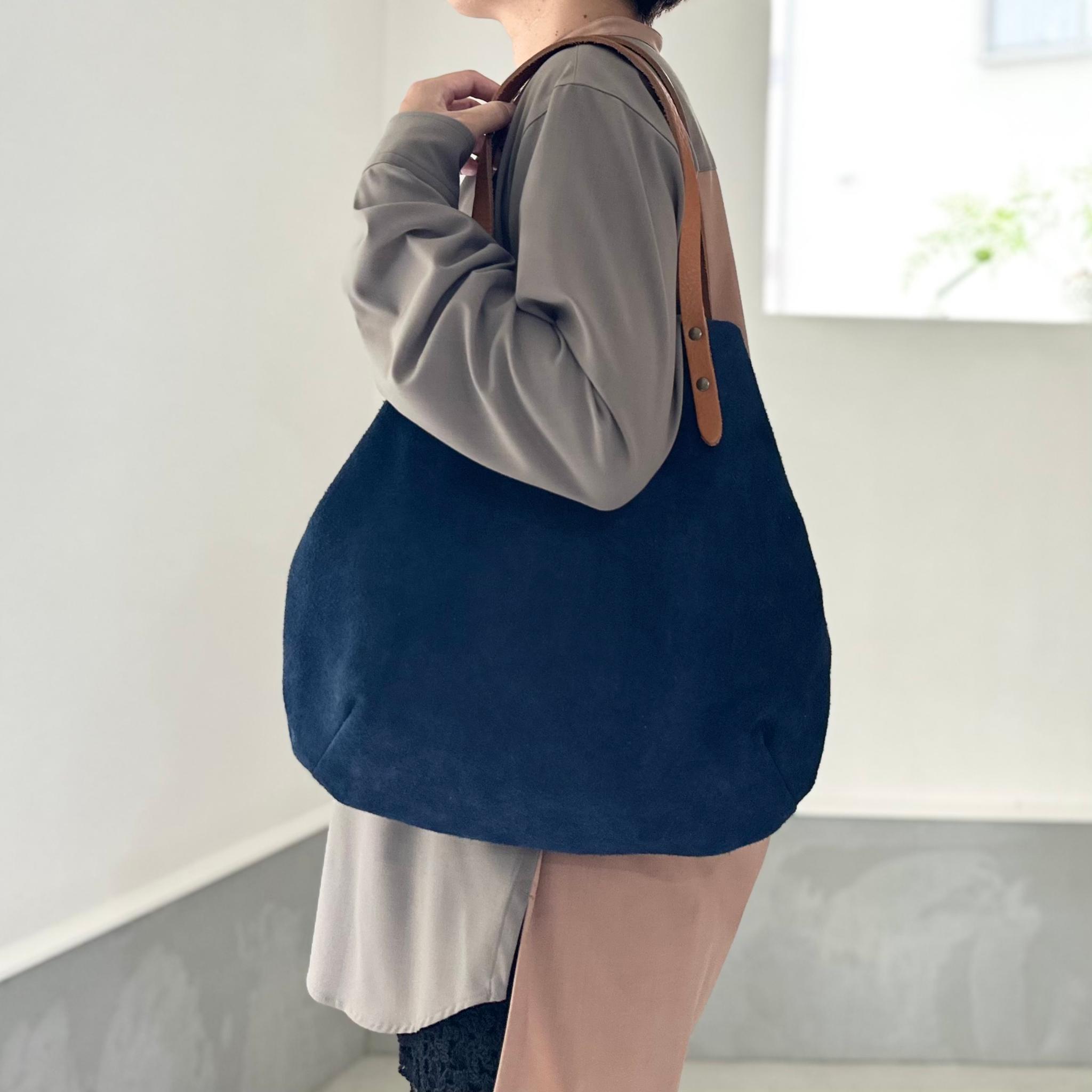『2025登場Mサイズ』牛床ベロアと極厚オイルヌメの丸型トートバッグ M-size【ネイビー】 | 6枚目