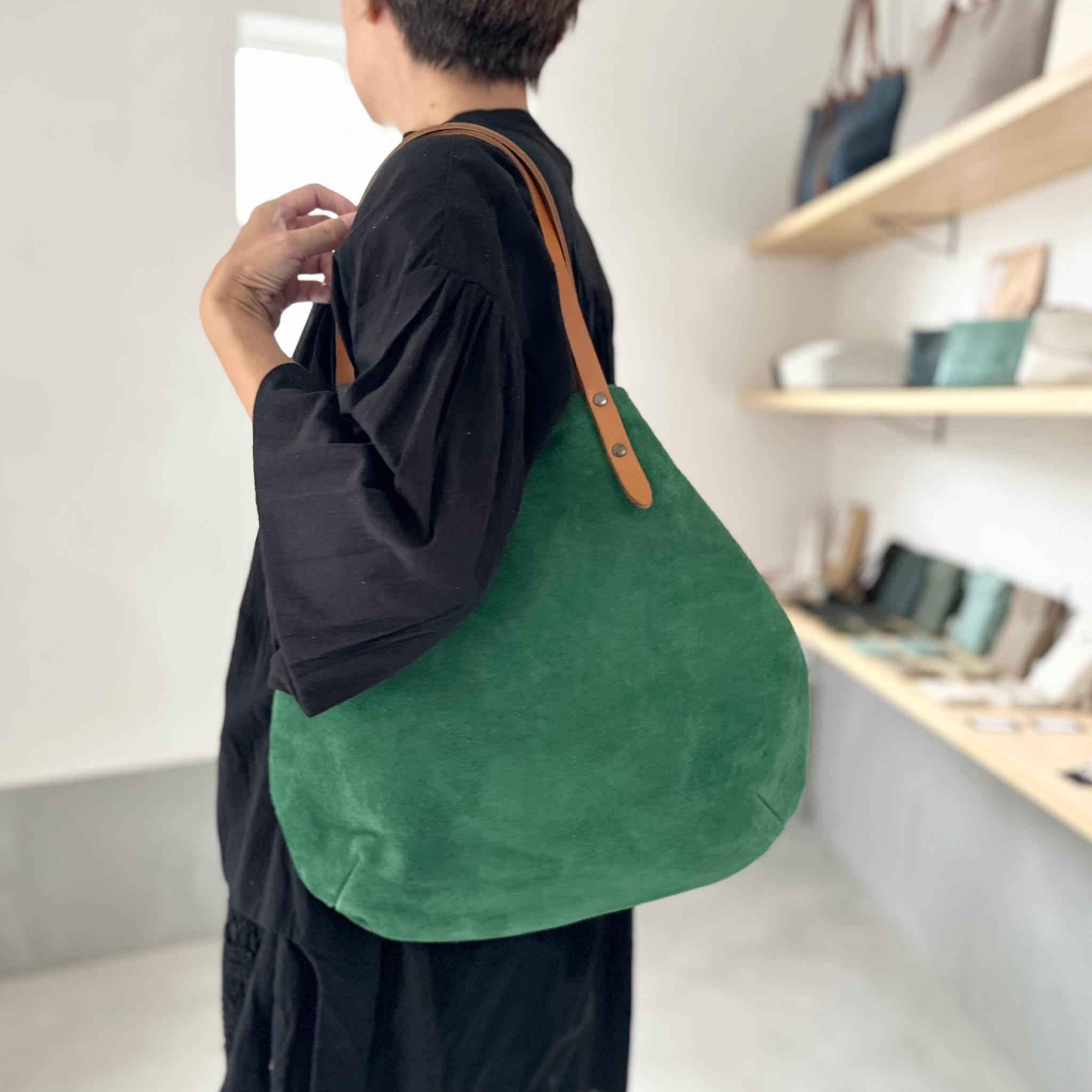 『2025登場Mサイズ』牛床ベロアと極厚オイルヌメの丸型トートバッグ M-size【グリーン】 | 4枚目