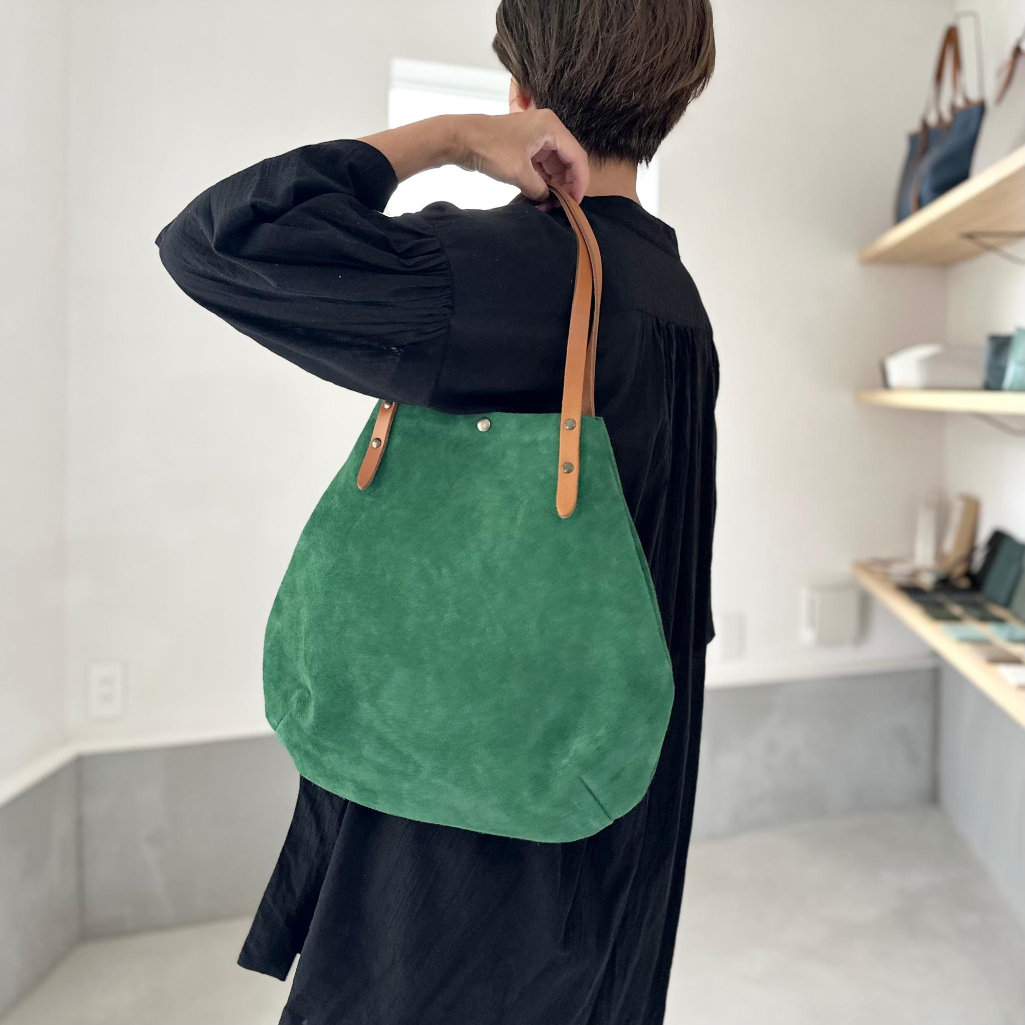 『2025登場Mサイズ』牛床ベロアと極厚オイルヌメの丸型トートバッグ M-size【グリーン】 | 5枚目