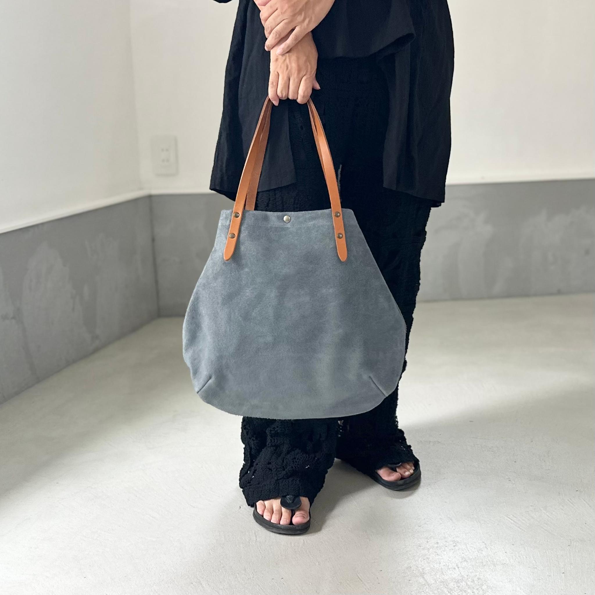 『2025登場Mサイズ』牛床ベロアと極厚オイルヌメの丸型トートバッグ M-size【ブルーグレー】 | 2枚目