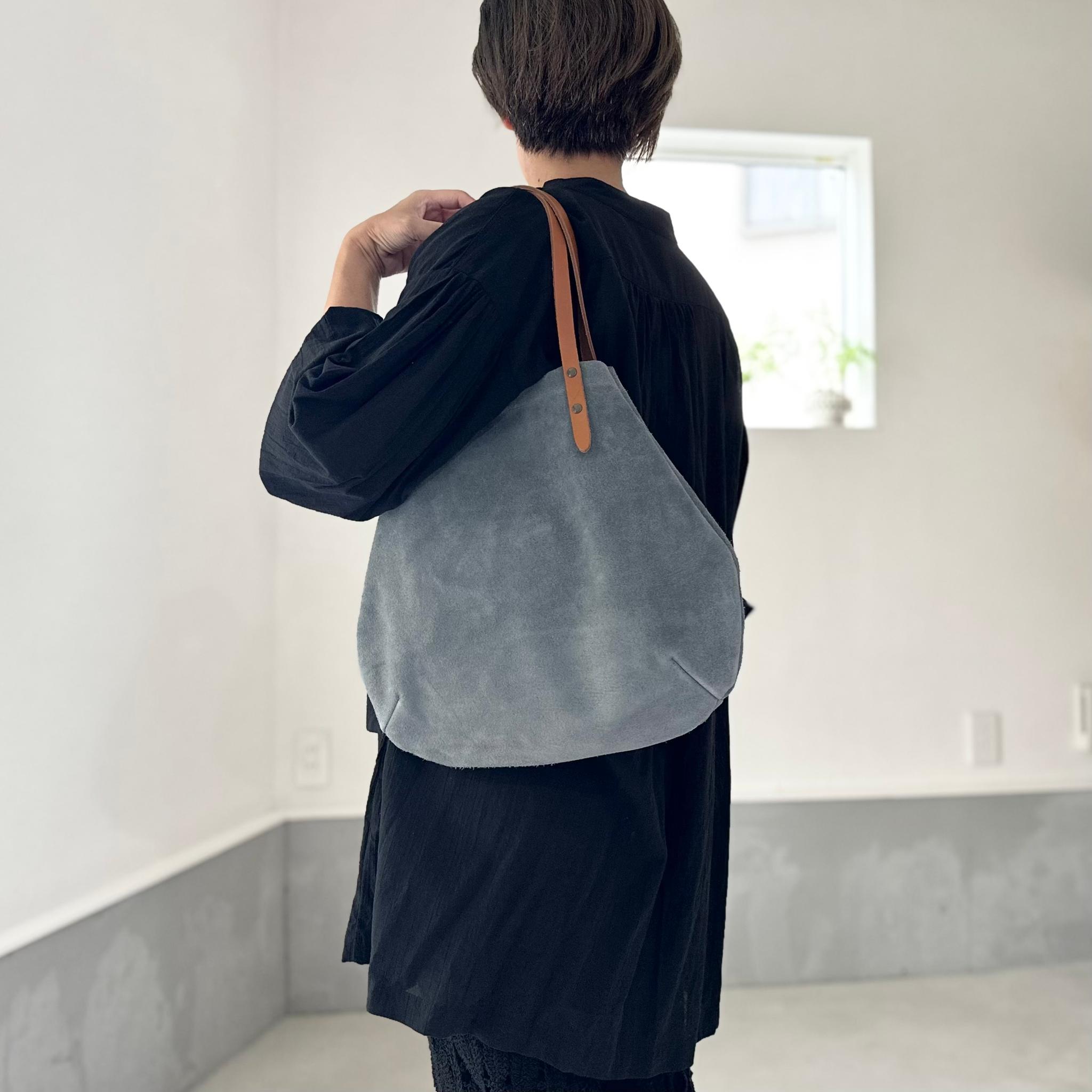 『2025登場Mサイズ』牛床ベロアと極厚オイルヌメの丸型トートバッグ M-size【ブルーグレー】 | 5枚目