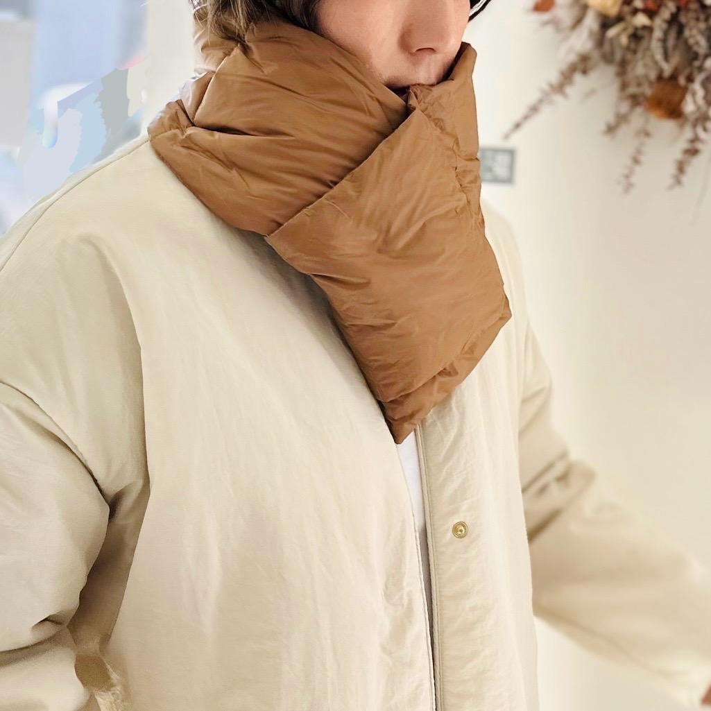 【ユニセックス】ポケッタブルダウンショートマフラー1枚目の画像